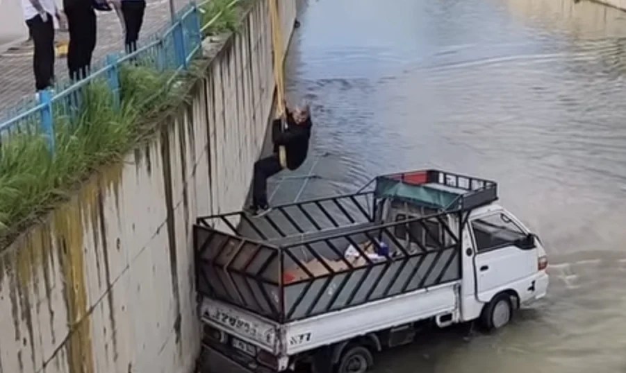 Yahya Kaptan’da dereye uçan kamyonettekiler kurtarıldı!