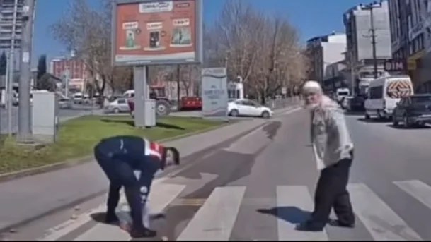 Gebze’de Jandarmadan Yaşlı Adama Örnek Davranış!