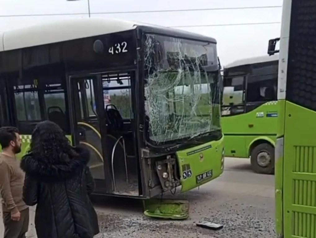 Körfez’de İki Otobüs Çarpıştı!