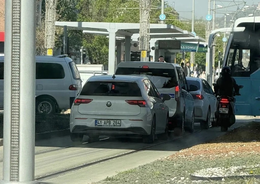 Tramvay yolunu işgal eden sürücüler trafiği felç etti!