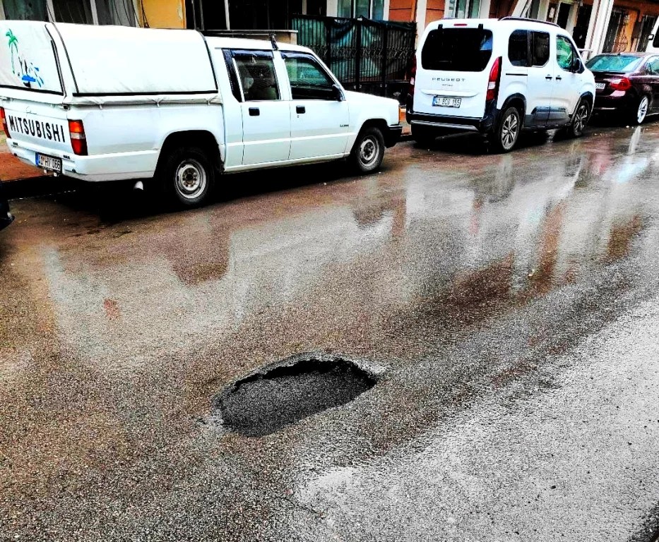 İzmit Kadıköy’de yol çökmesi tehlikesi büyüyor!