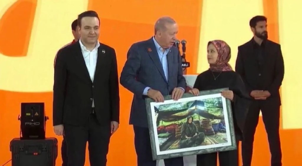 Erdoğan’la sahneye çıkan fenomene tepki!
