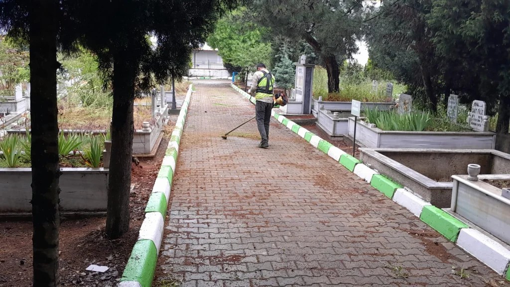 Çayırova mezarlıkları bayrama hazırlandı