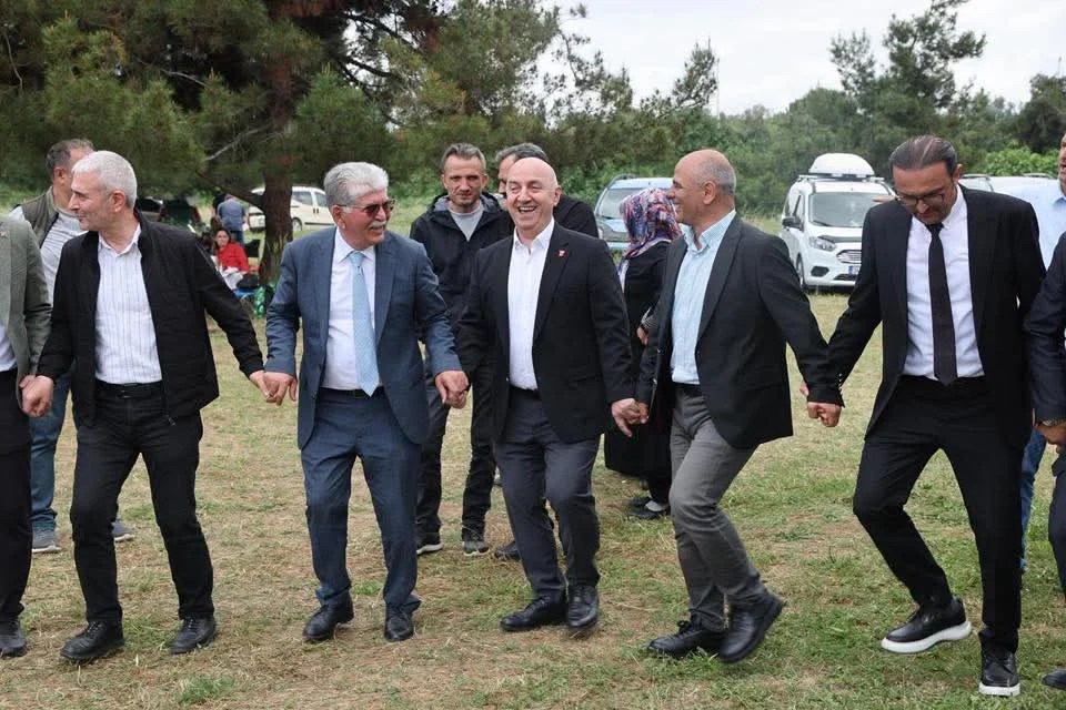 Başkanlar Hünkar Çayırı’nda halay çekti