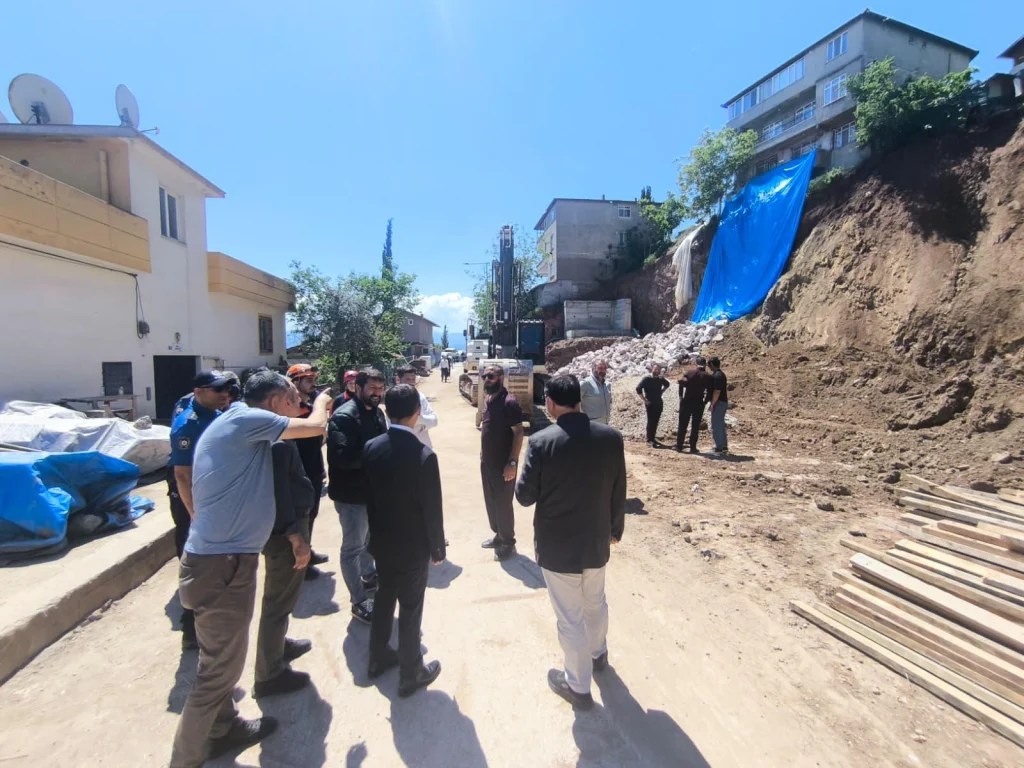 Vali Aktaş, İzmit’teki toprak kaymasını inceledi!