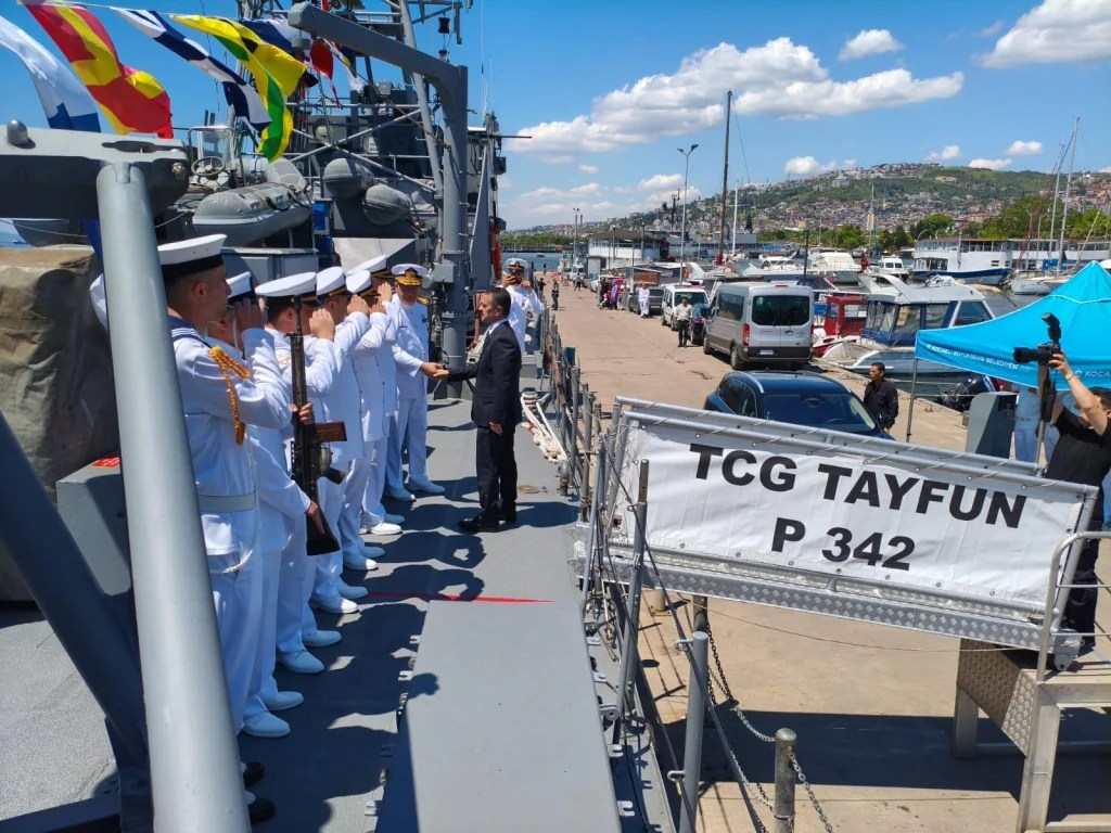 Vali Aktaş, TCG Tayfun Hücumbotu’nu ziyaret etti