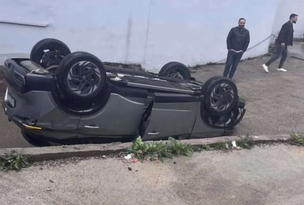 Körfez’de takla atan araçtan sağ çıktılar!