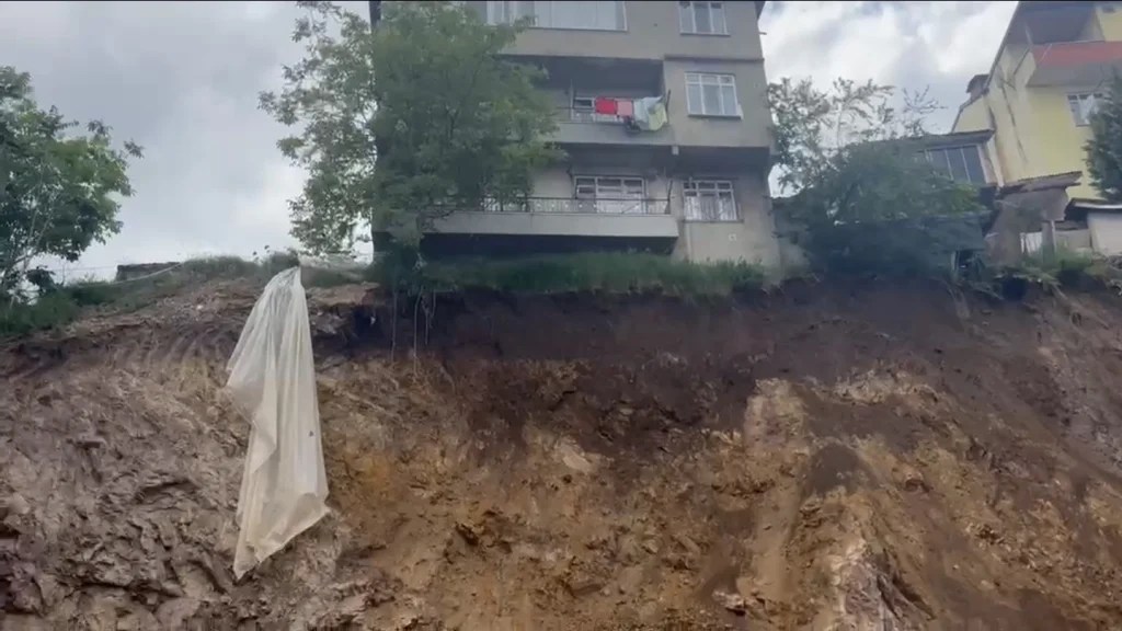 İzmit’te toprak kayması evleri boşalttı!