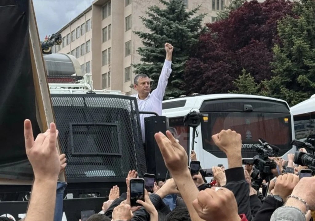 Özgür Özel TBMM’ye yürüyor