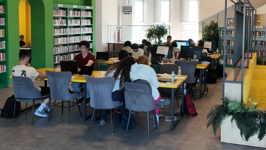 Çayırova’da gençler sınavlara kitap kahvelerde hazırlanıyor