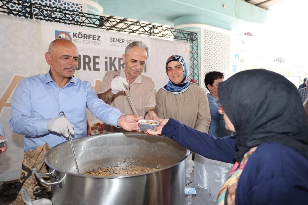 Körfez Belediyesi 4 bin aşure dağıttı - 2. görsel