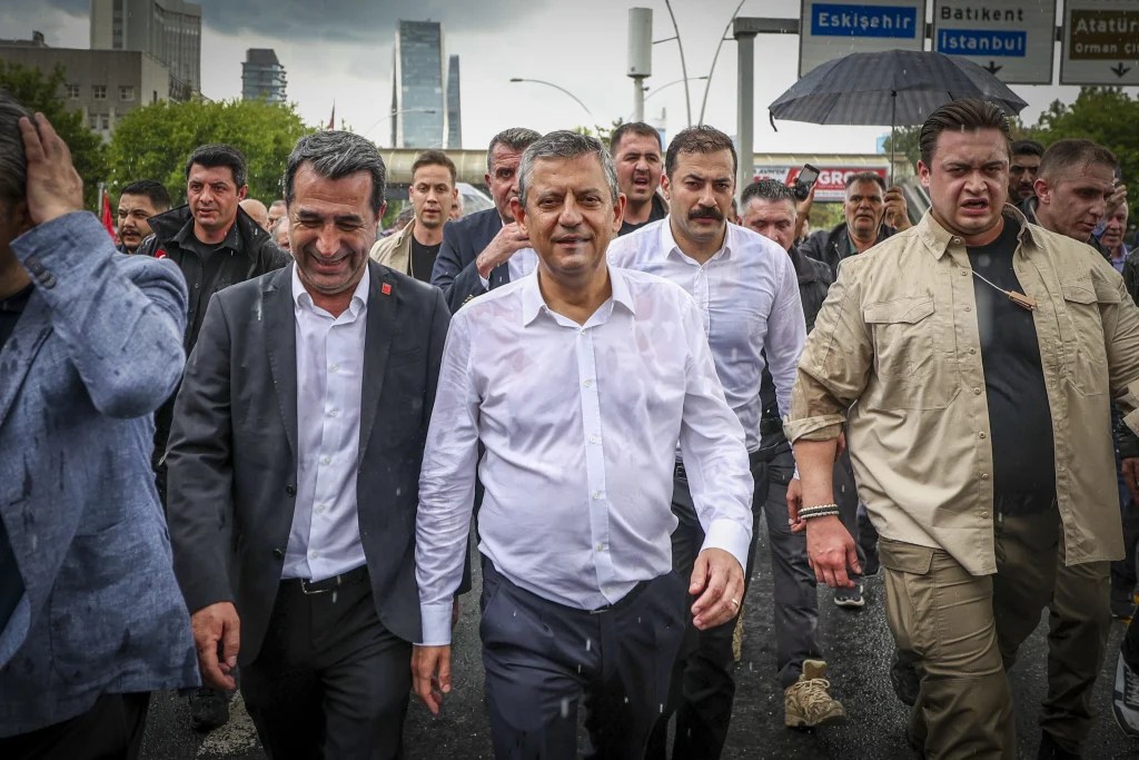 Özgür Özel’den ‘Yürüyüş Partisi’ iddiası