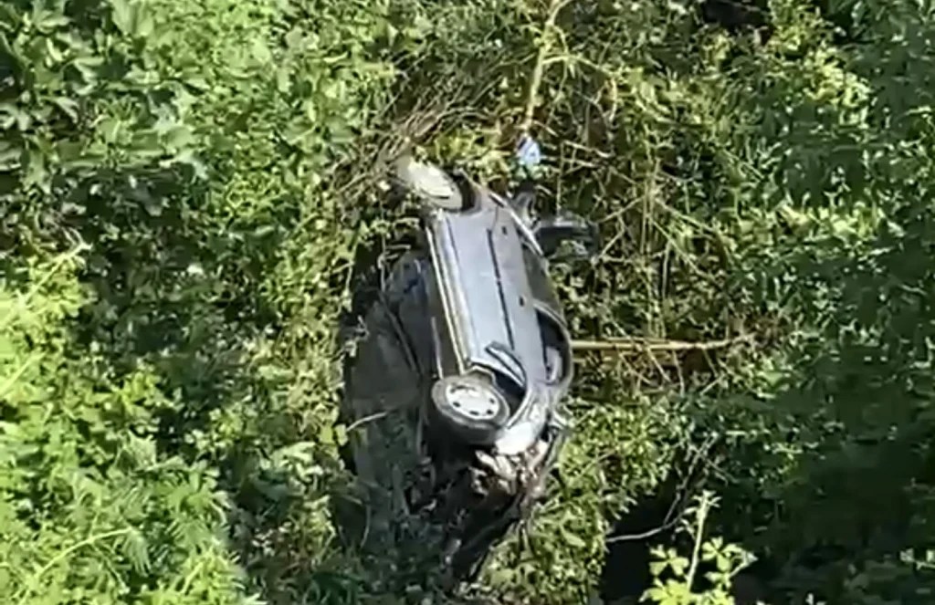 Otomobil dereye düşmekten son anda kurtuldu!