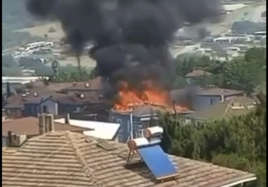 Gebze’de çatı yangını korkuttu!