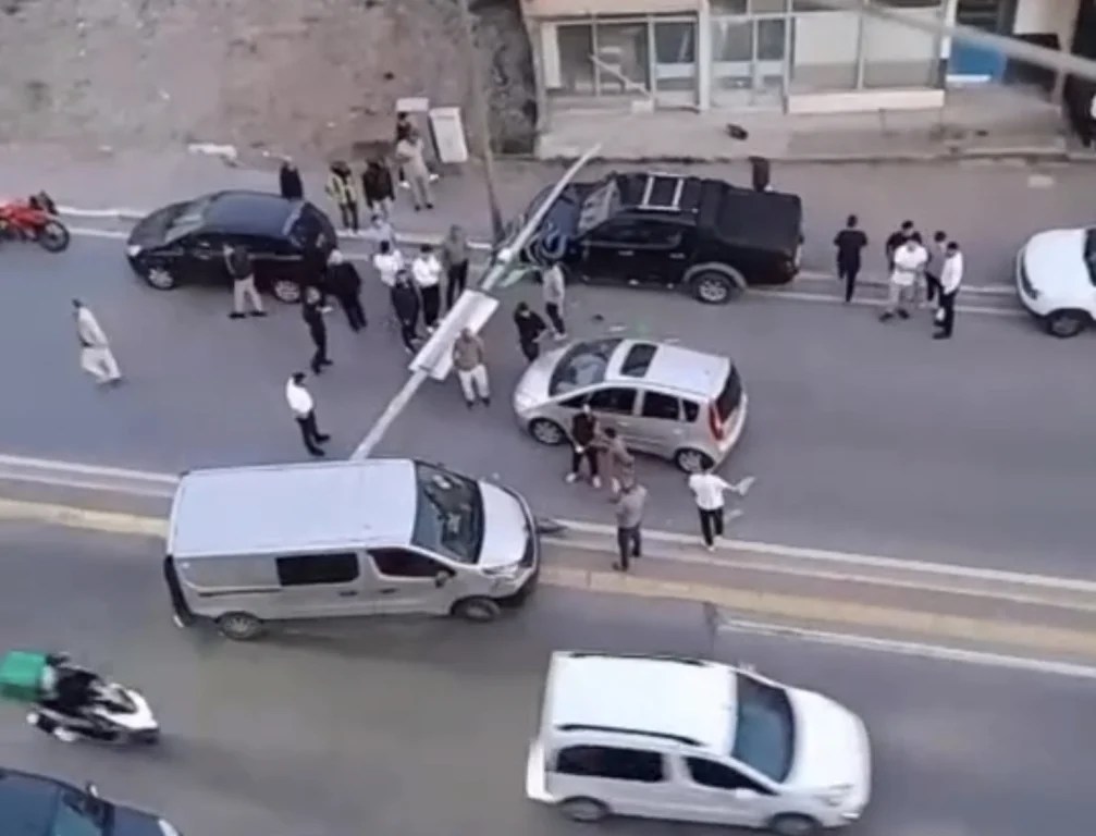 Çayırova’da panelvan direği devirdi!
