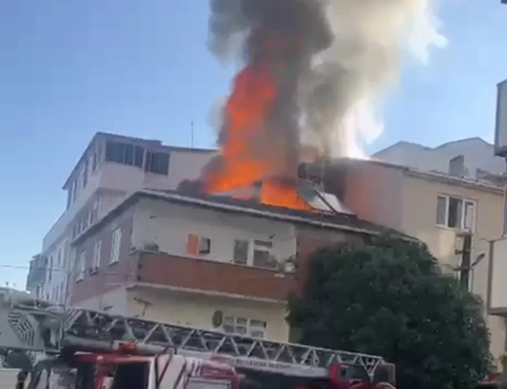 Gebze’de çatı yangını paniğe yol açtı!
