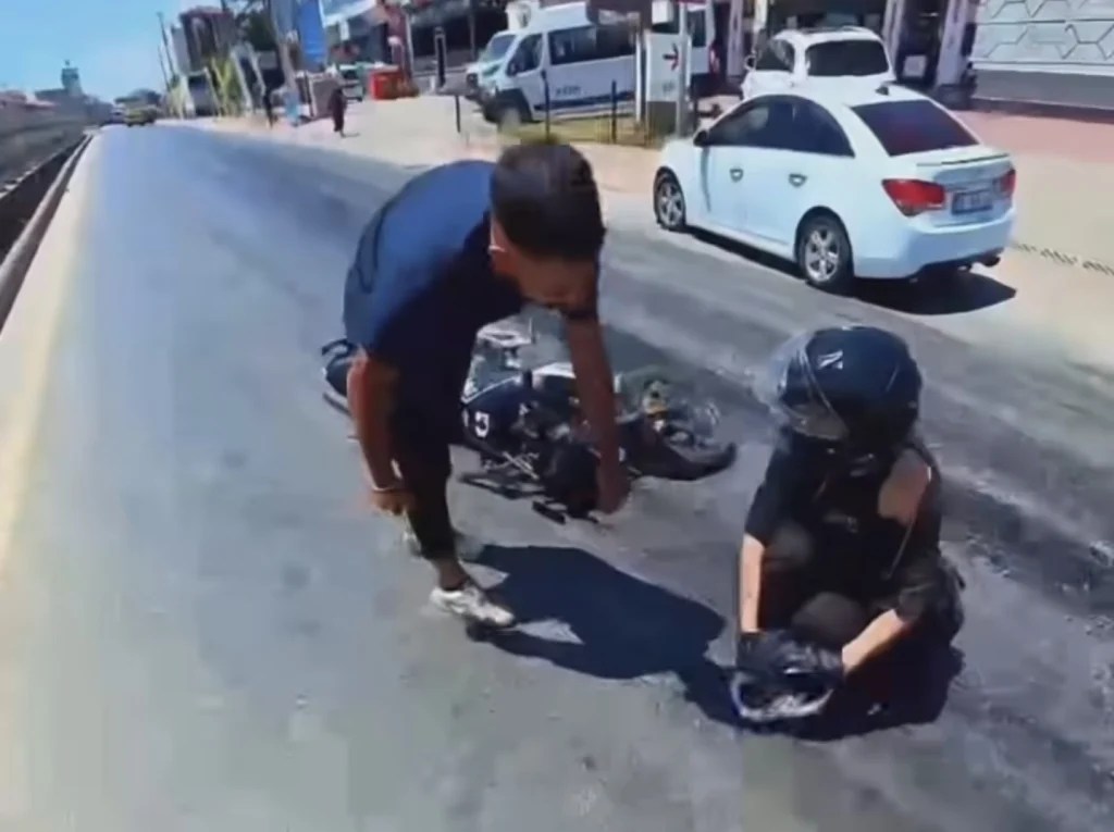 Yağ sızıntısı 3 motosikleti devirdi!