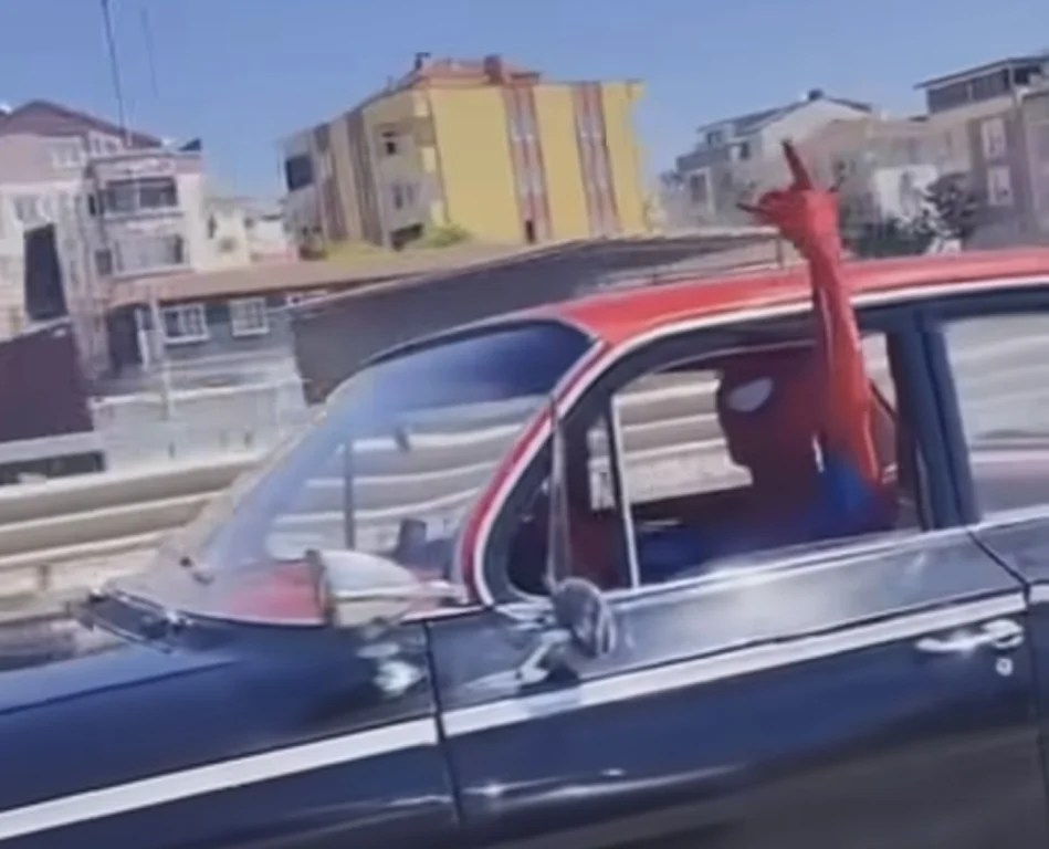 D-100’de Örümcek Adam sürprizi trafiğe renk kattı