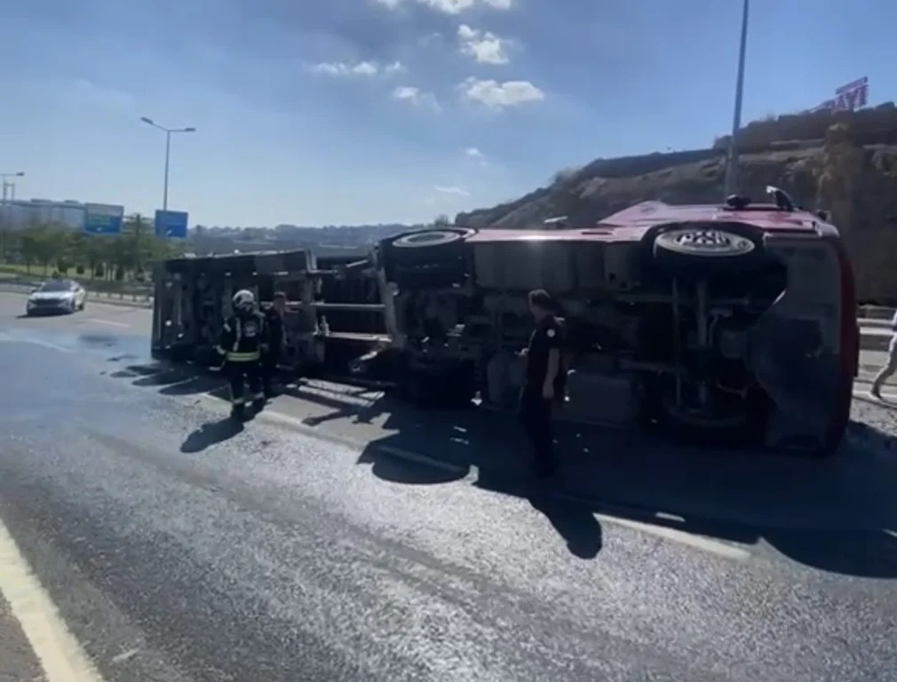 TEM Otoyolu Dilovası’nda tır devrildi!