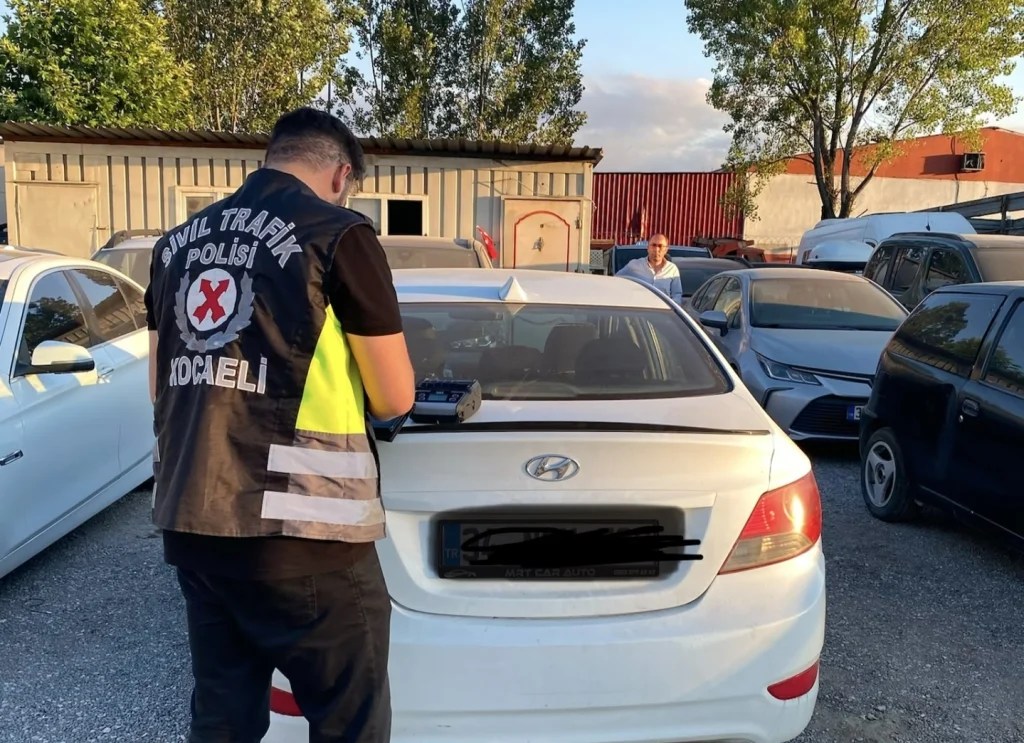 Kocaeli’de korsan taşımacılık yapan araç men edildi!