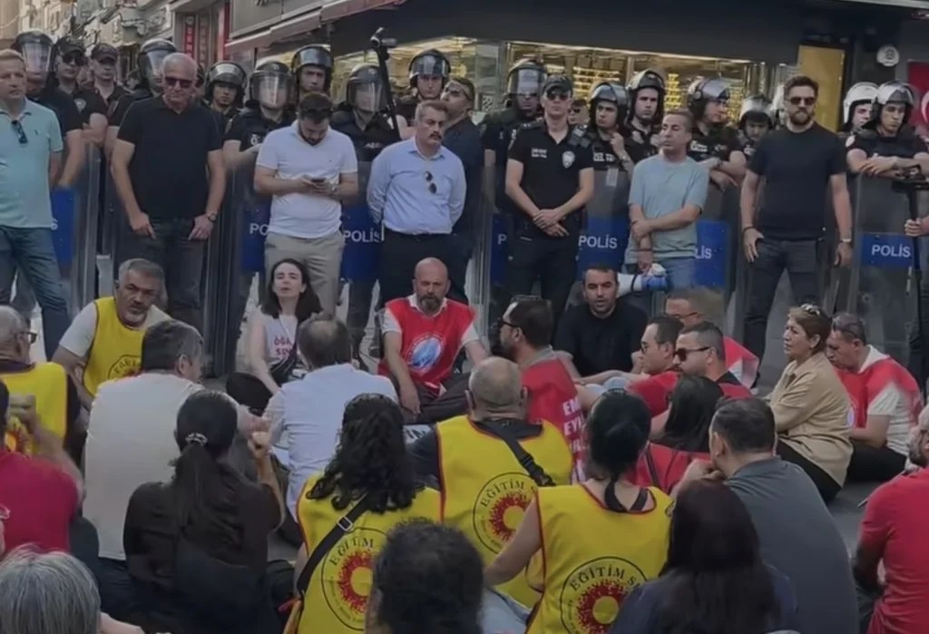 Gebze’de öğretmenler engellendi, oturma eylemi başlattı!