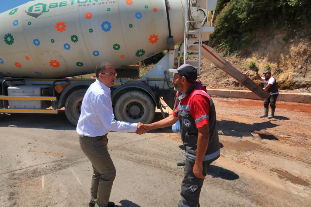 Derince’de yol ve çevre düzenleme çalışmaları sürüyor