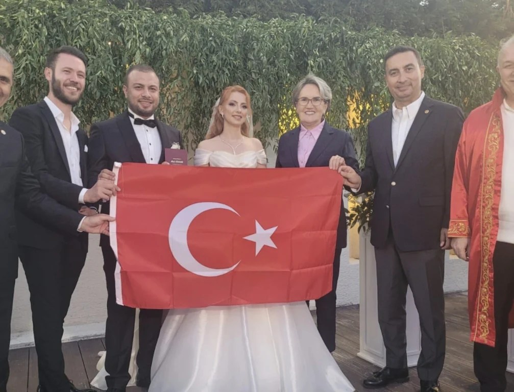 Meral Akşener İzmit’te düğüne katıldı