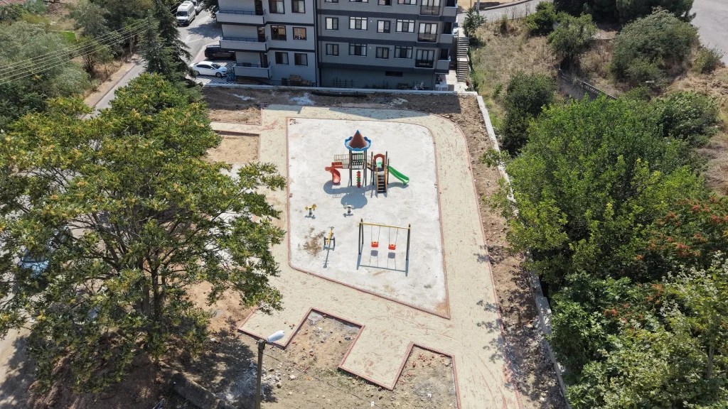 Çayırova'nın yeşil alanlarında yenileme çalışmaları sürüyor - 3. görsel