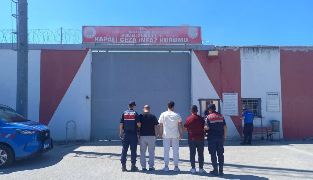Gölcük’te göçmen kaçakçılığı operasyonu!
