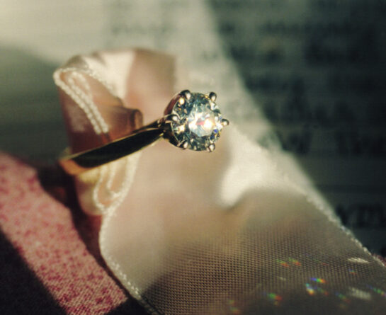 Colour My Ring – How to Choose the Best Colour Grade for Your Diamond Ring