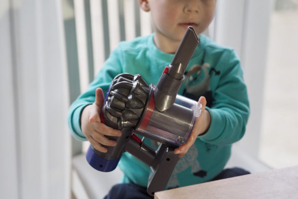 Casdon Toy Dyson Cord-free Vacuum Cleaner Review