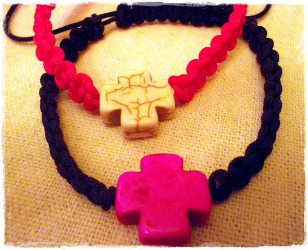 pulsera macramé cruz