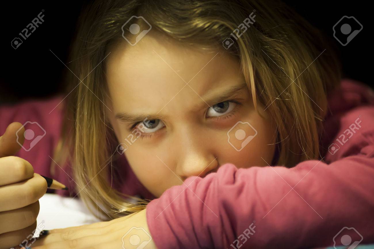 Mi va di aggiungere ancora una cosa che ritengo importante e fondamentale. Immagini Stock Bambino E Il Disegno E Guardando Il Fotografo Con Una Faccia Arrabbiata Image 37158258