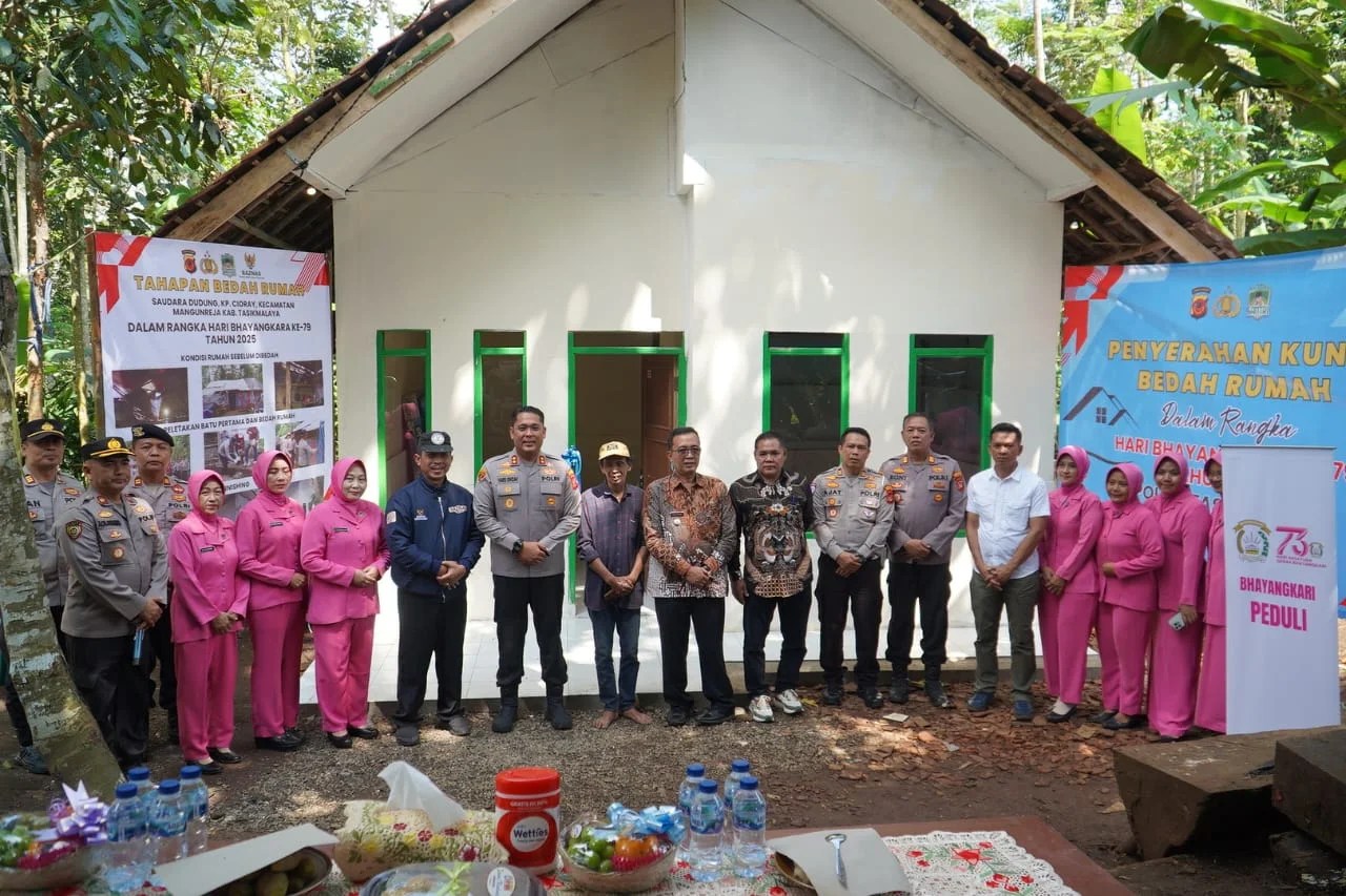 Polres Tasikmalaya Serahkan Rumah Layak Huni di Hari Bhayangkara