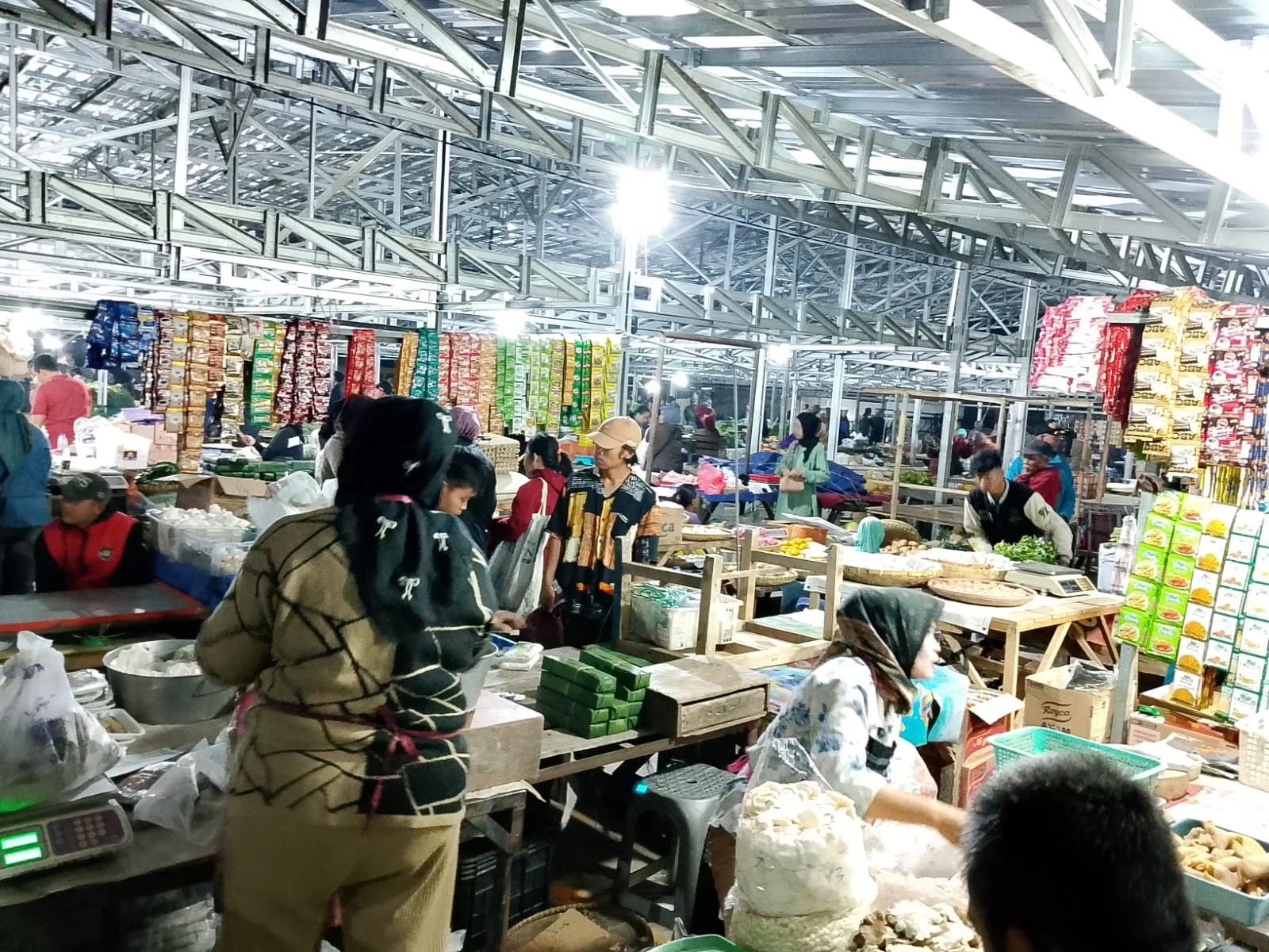Kembali Berjualan di Dalam, Pedagang Pasar Sehat Banjaran Minta Tempat yang Layak