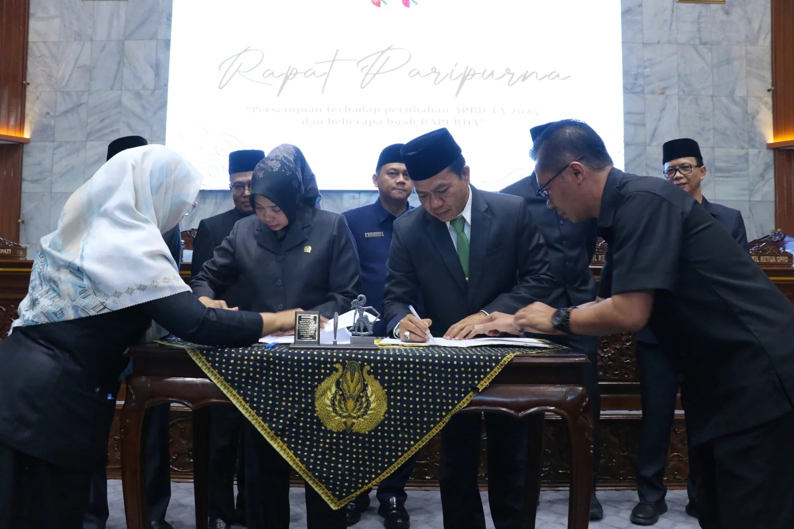 APBD Perubahan 2025 Disetujui DPRD, Bupati Bandung : Insya Allah Bermanfaat Besar Bagi Masyarakat