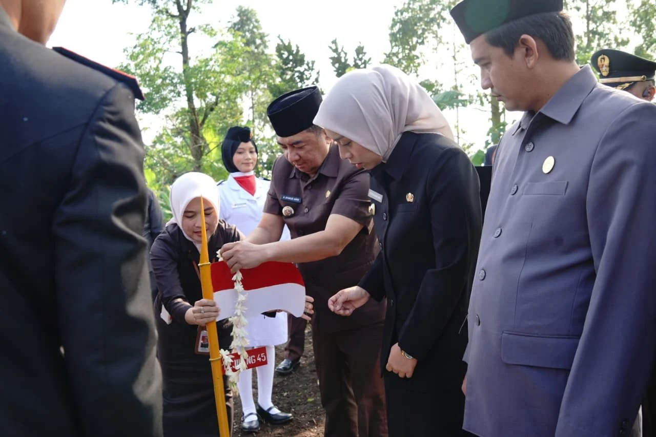 Bupati Garut Pancangkan Bambu Runcing Merah Putih, Hormati Jasa Pejuang 45
