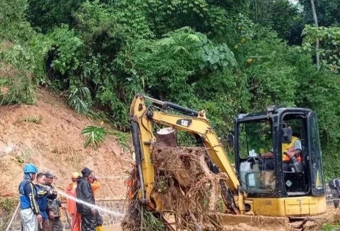 Jalan Penghubung Empat Desa di Cigalontang Kembali Dibuka Setelah Longsor