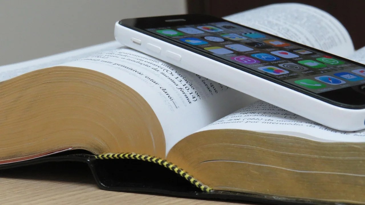 una bilia con un celular encima