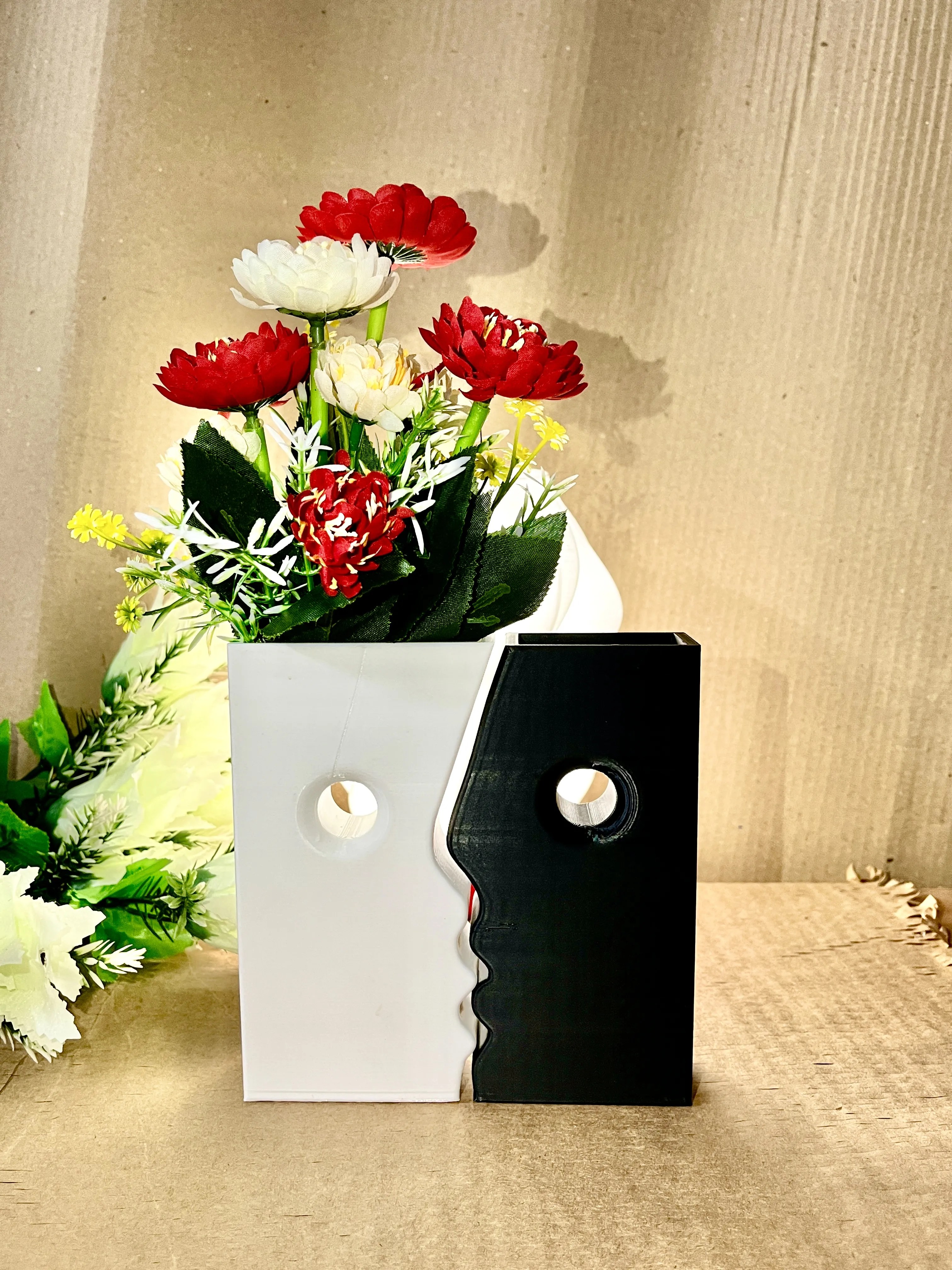Face Flower Vase – 15H × 14W × 3D cm | Black & White | 3D Printed PLA Decorative Modern Art Vase for Home Décor & Gifting