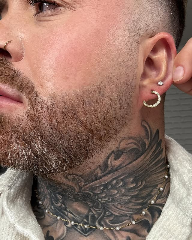 Tommy Brissette portant une boucle d’oreille, reflétant son style et créativité personnelle