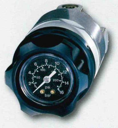 VGRADNI REGULATOR TLAKA Z MANOMETROM V REGULATORJU