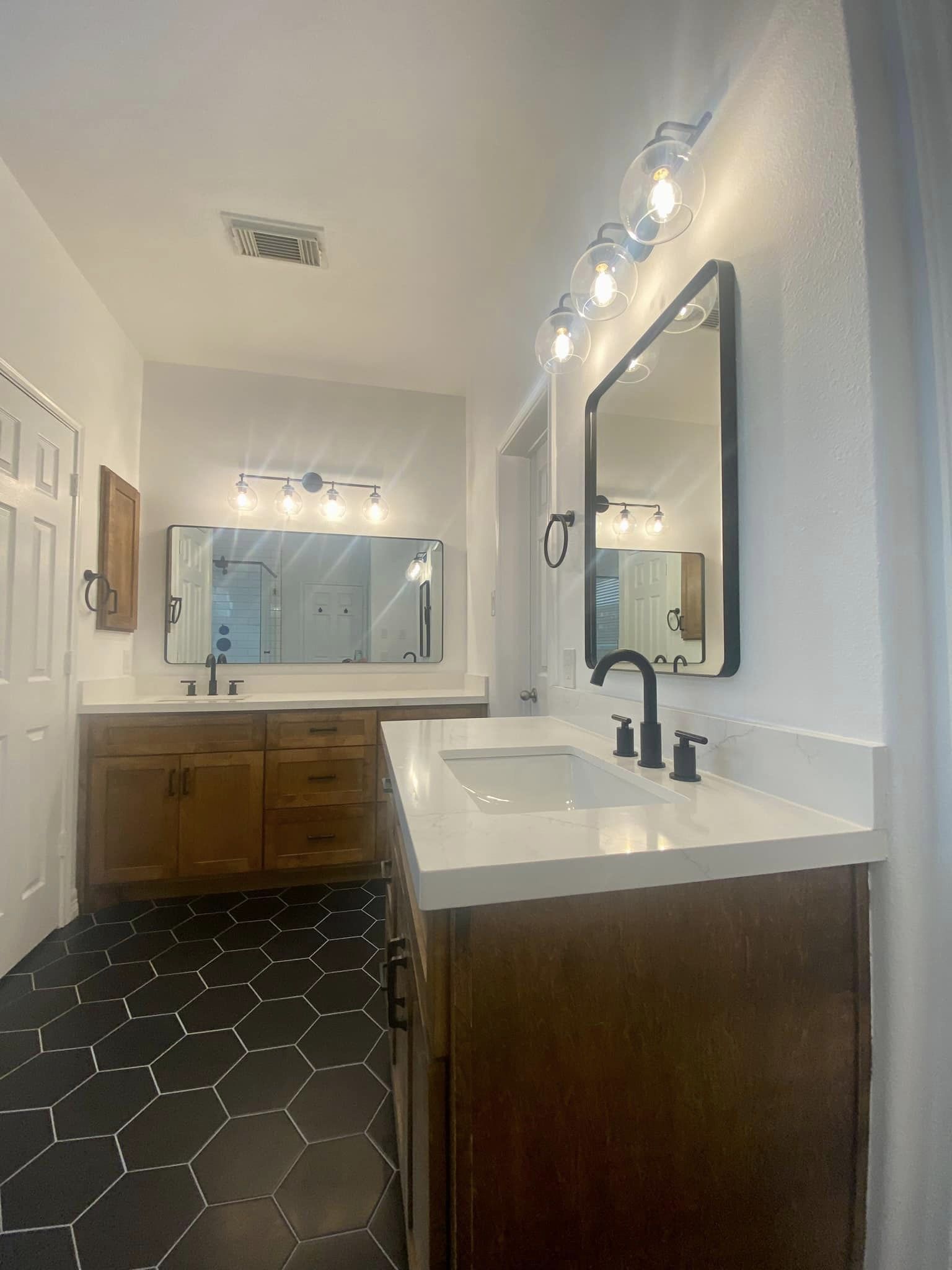 Black & white master bathroom