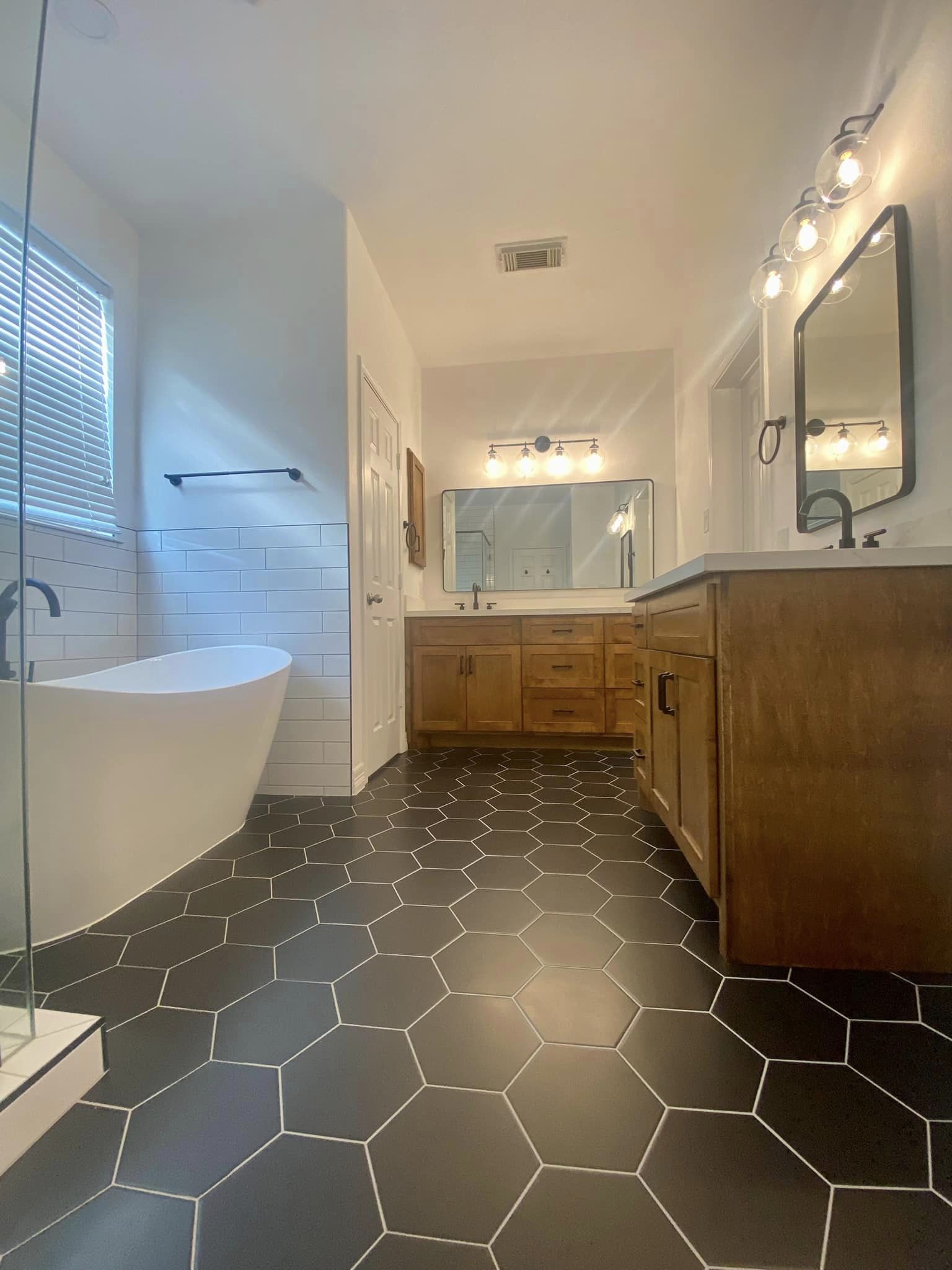 Black & white master bathroom
