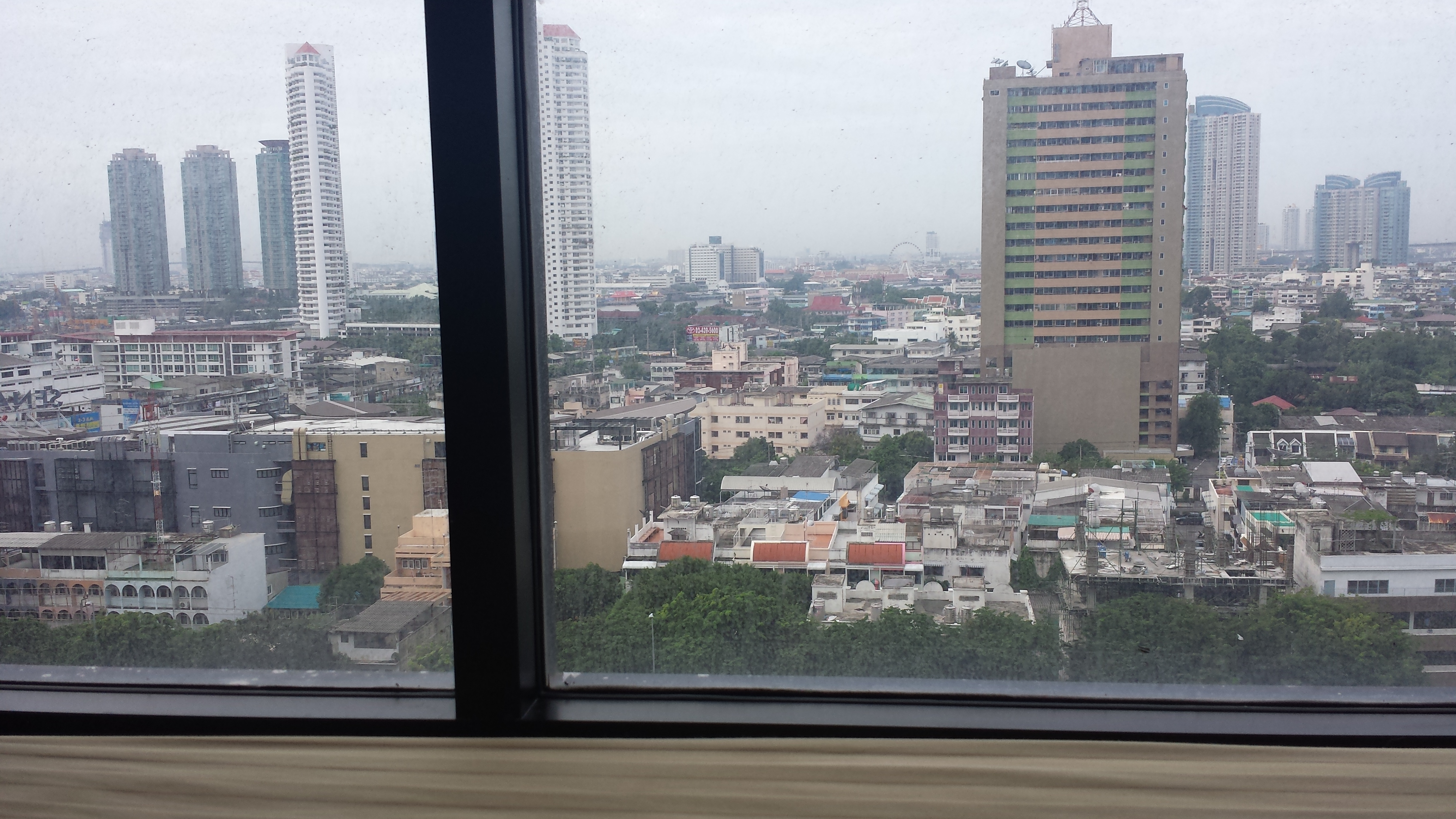 Blick über Bangkok auf dem Bett liegend