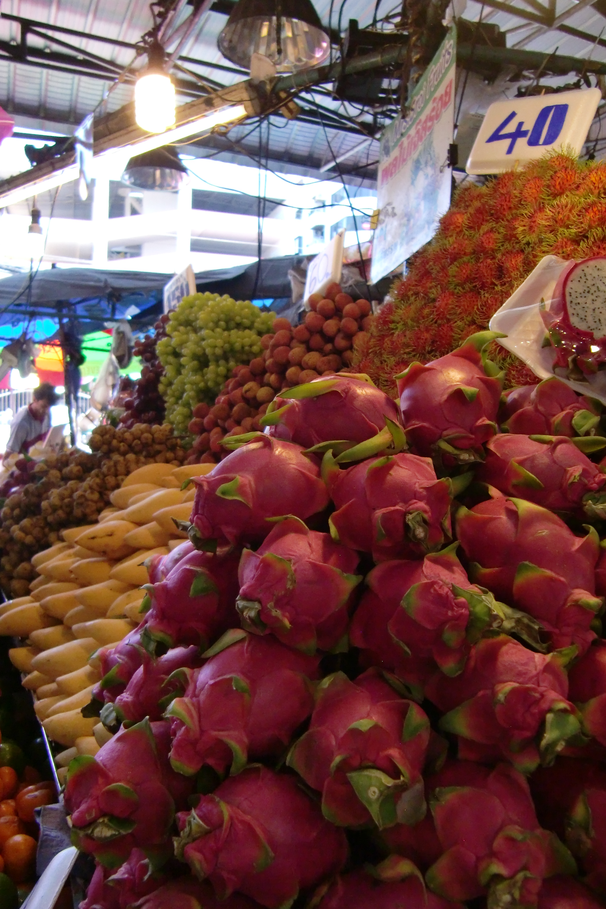 Drachenfrucht (sieht super aus, schmeckt aber etwas langweilig)