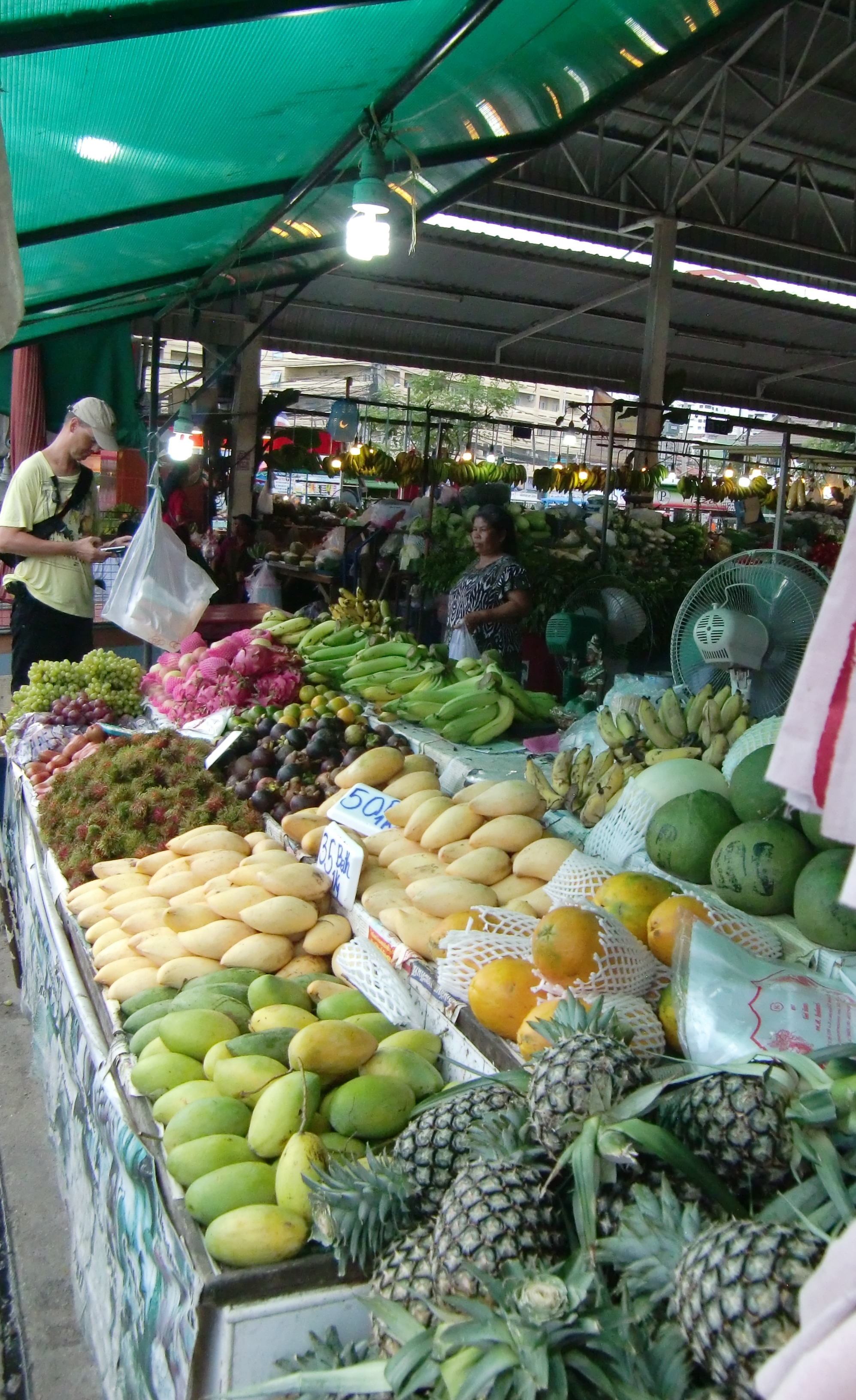 auf dem Markt um die Ecke, Mangos, Ananas, etc.