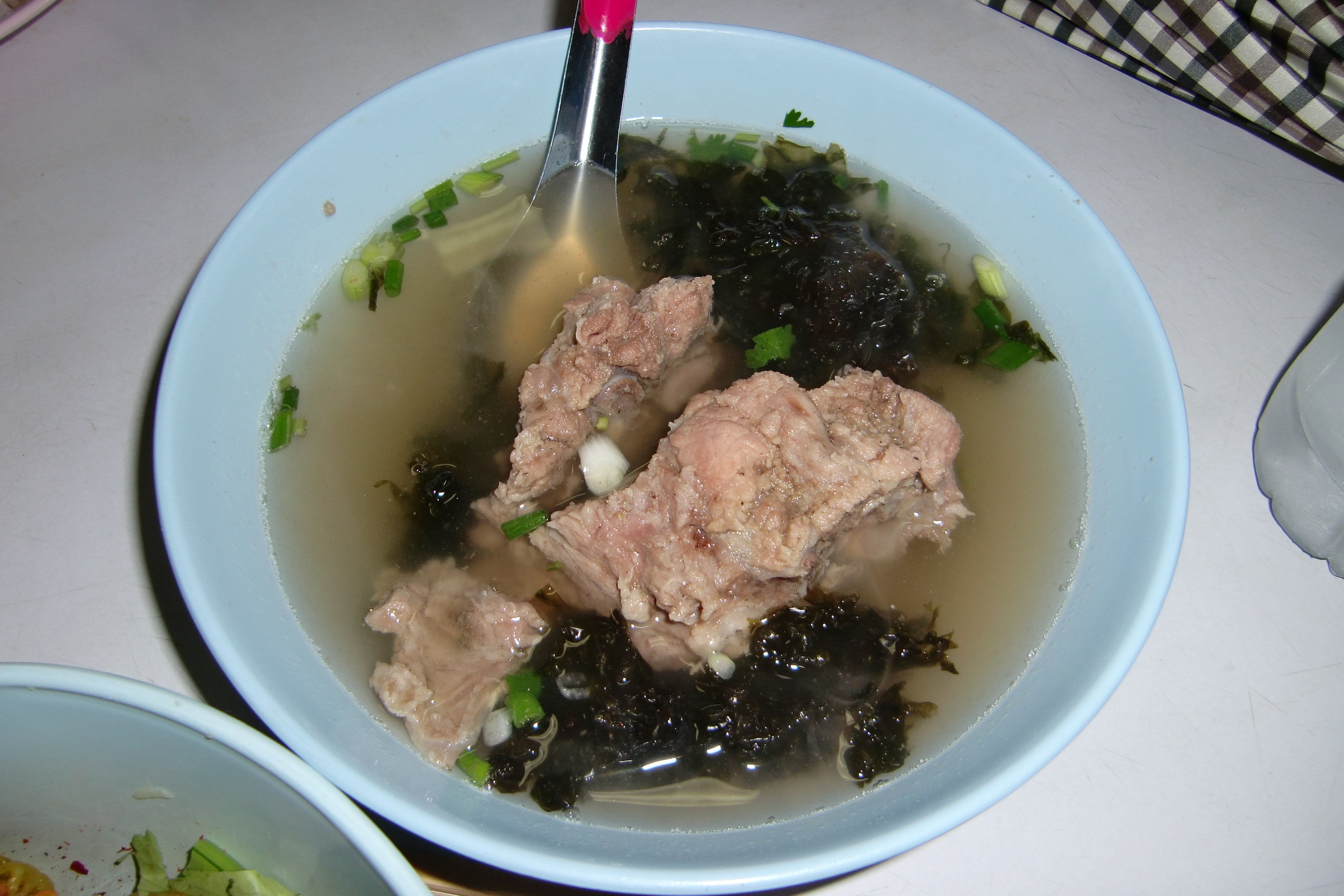 dazu eine Brühe mit Rinderknochen und Seetang