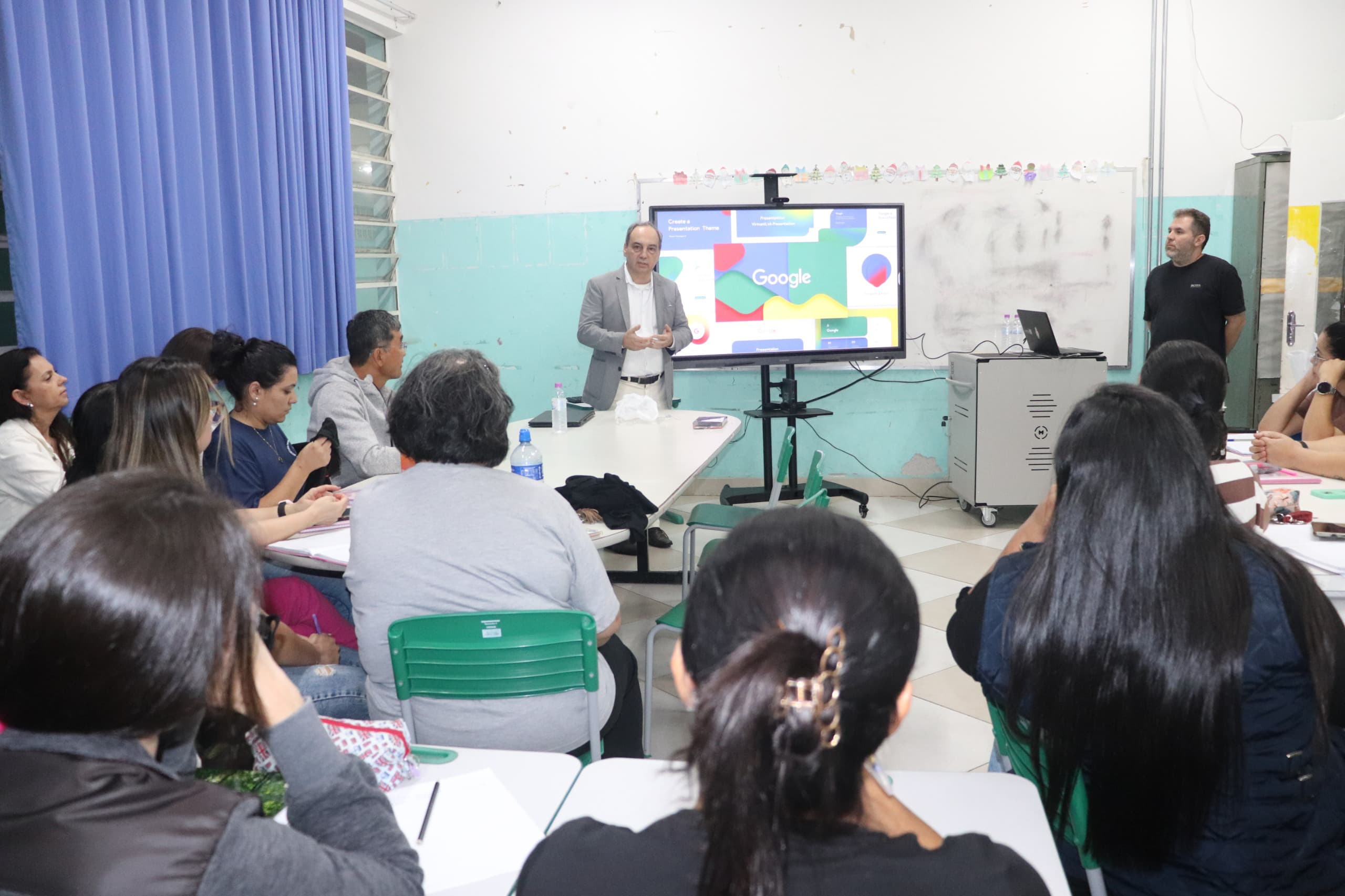 Professores da EMEF João Cardoso recebem capacitação para uso de tablets em sala de aula