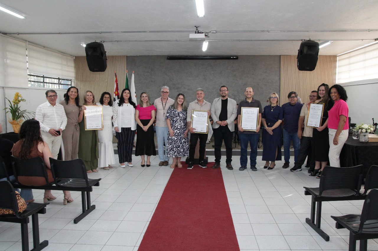 Escolas municipais de Poá recebem prêmio de excelência educacional por avanços na alfabetização